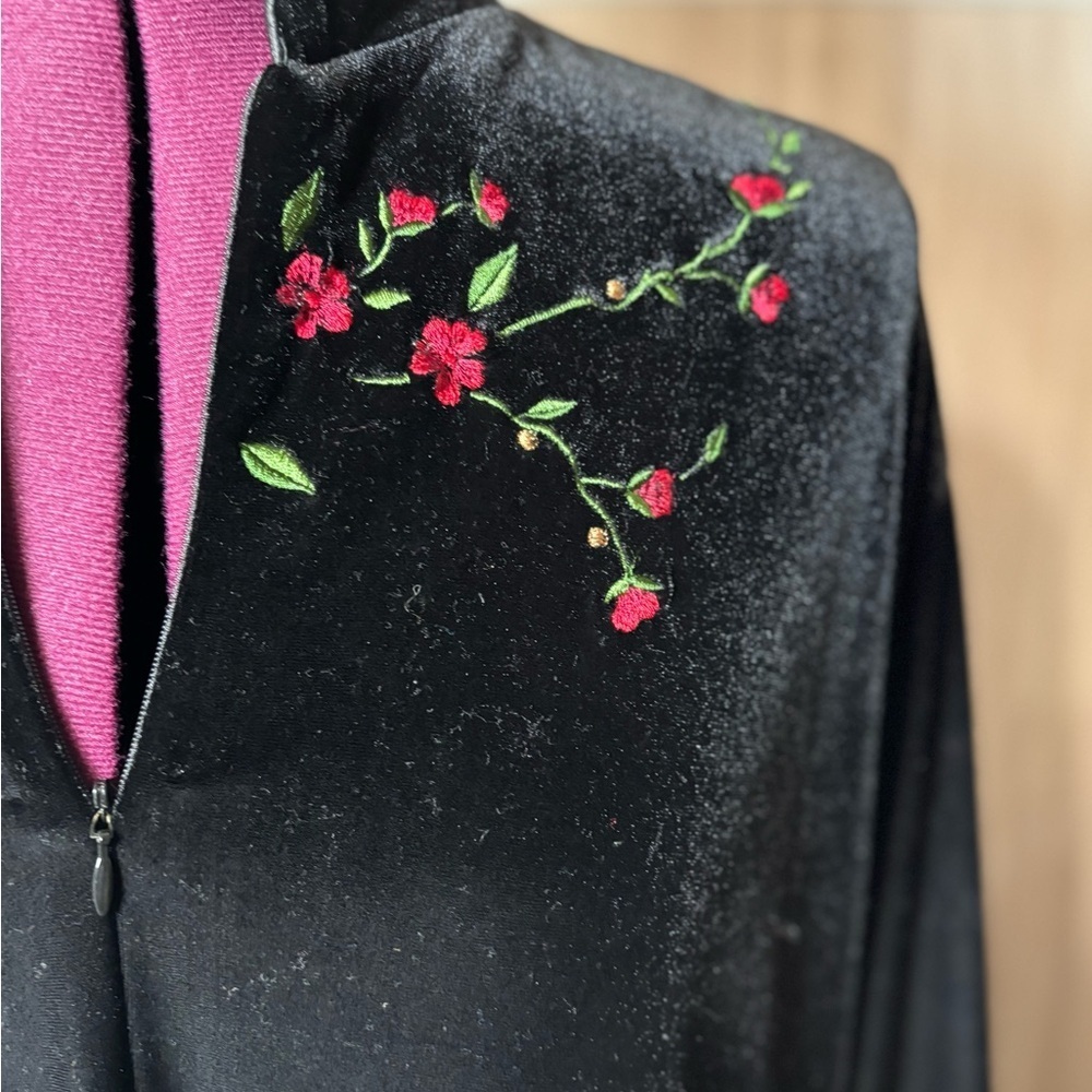 Carole Hochman Black Velvet Robe With Roses - Picture 6 of 9